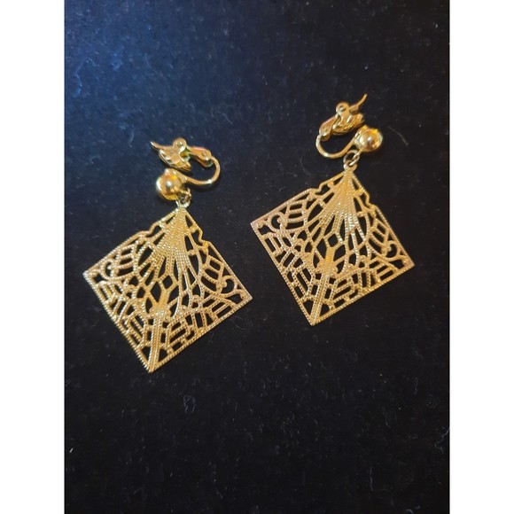 Trifari Vintage Filigree Gold Tone Clip On Earrings - Picture 2 of 5